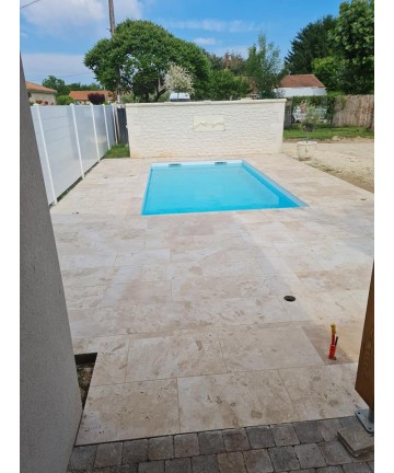 Aménagement terrasse et piscine : margelles et dalles en Travertin clair. Réalisation par Bastide Rénovation (24 - Dordogne)