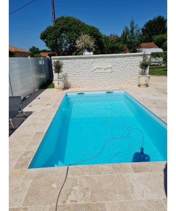 Margelles de piscine et dallage en Travertin clair. Réalisation par Bastide Rénovation (24 - Dordogne). Parement Plaisance blanc