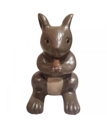 Statue écureuil marron mat qui tient une noix.