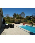 Terrasse de piscine en dalles lisses bicouche ton pierre 40x40 cm