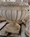 Vase sur pied Calice Mahonia en pierre reconstituée