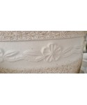 Vase sur pied Calice motifs fleurs en pierre reconstituée