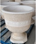 Vase sur pied Calice motifs fleurs en pierre reconstituée