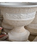 Vase sur pied Calice bas motif fleurs en pierre reconstituée